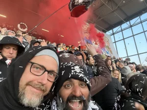 Selfie von Helmut und einer weiteren Person auf der Tribune des Fußballvereins FC Sankt Pauli